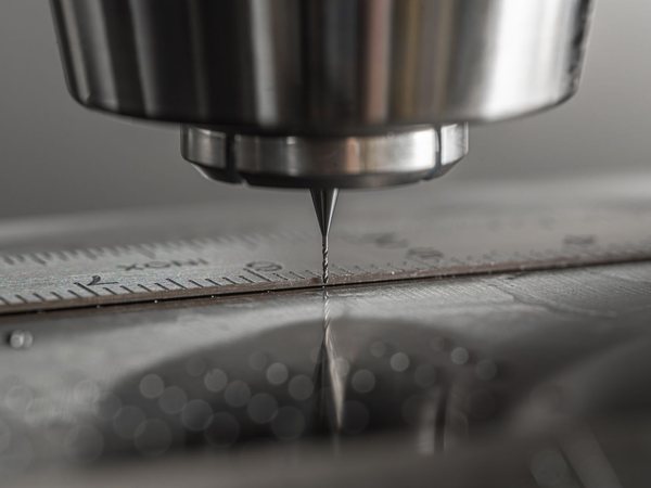 Металлообрабатывающий станок в работе