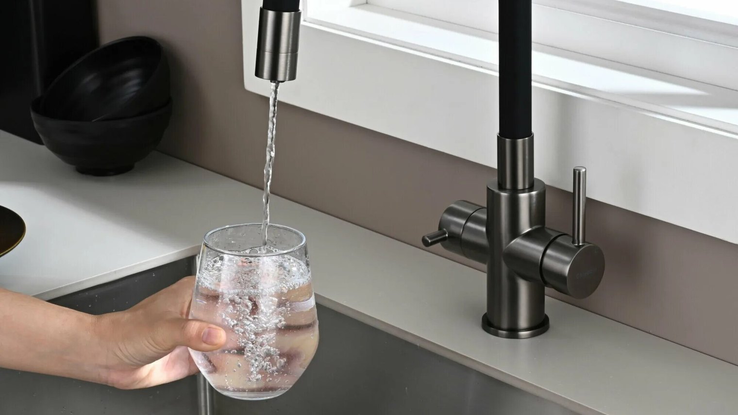 Кухонный смеситель с чистой водой в квартире
